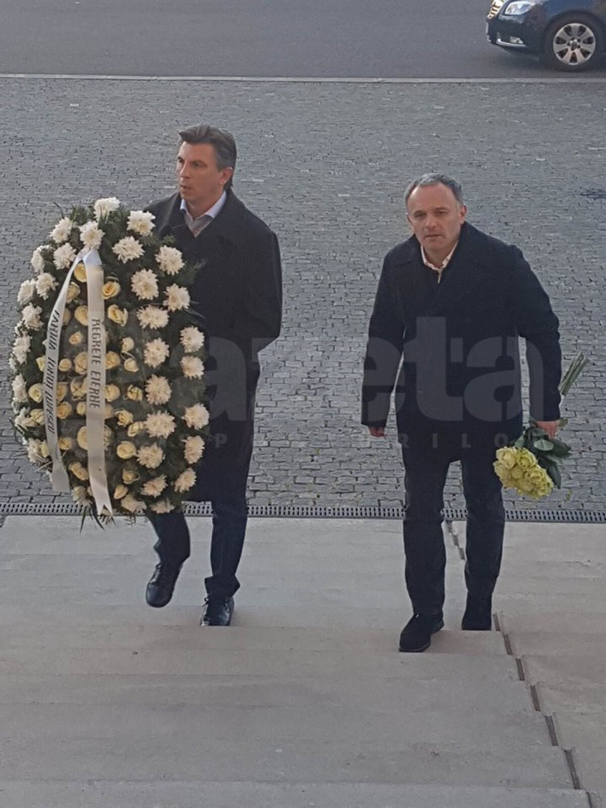 GALERIE FOTO + VIDEO Sicriul lui Daniel Prodan a fost dus la capela din Pipera! Peluza Sud Steaua a venit la Arena Națională și a afișat un banner uriaș