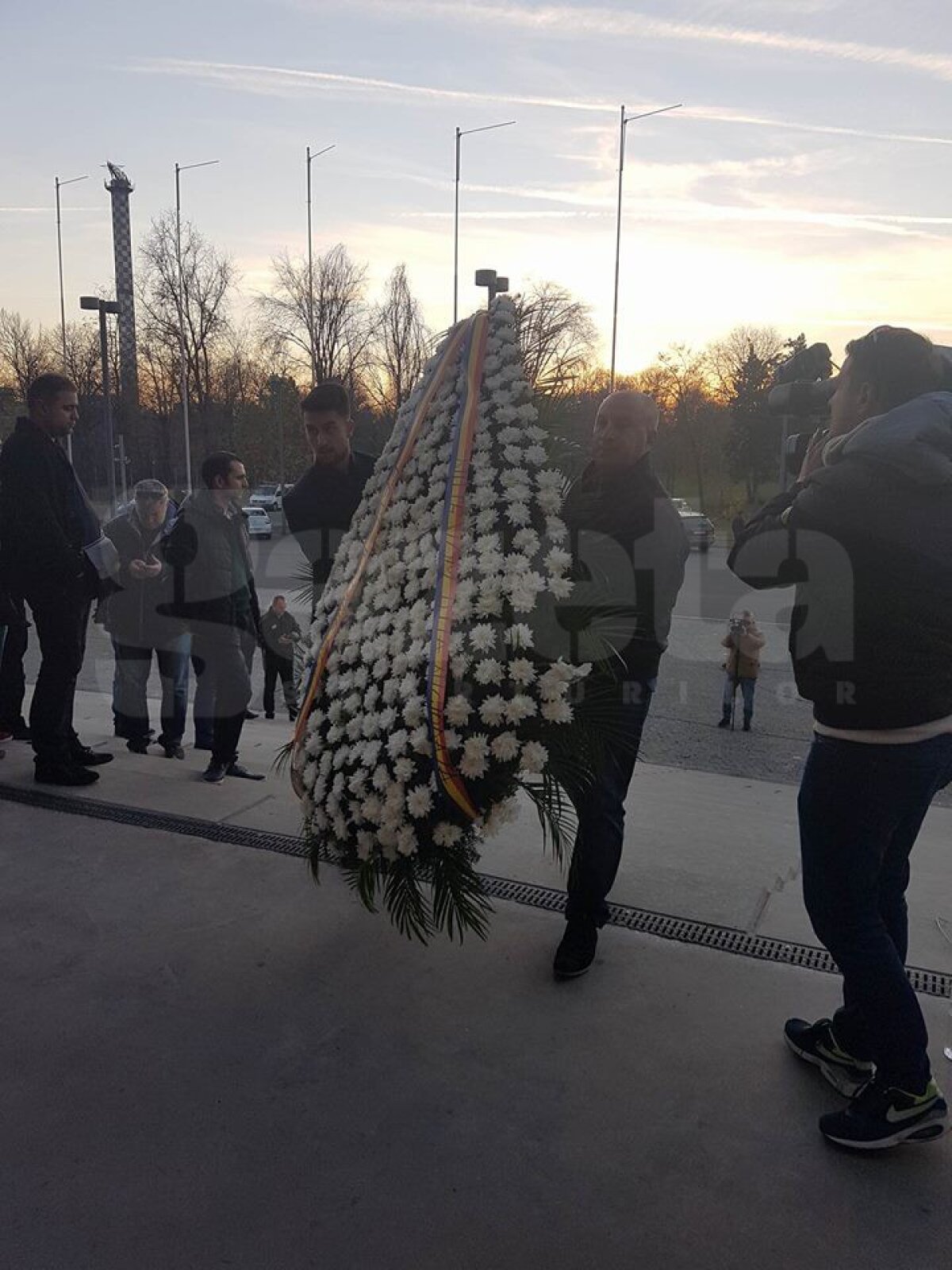 GALERIE FOTO + VIDEO Sicriul lui Daniel Prodan a fost dus la capela din Pipera! Peluza Sud Steaua a venit la Arena Națională și a afișat un banner uriaș