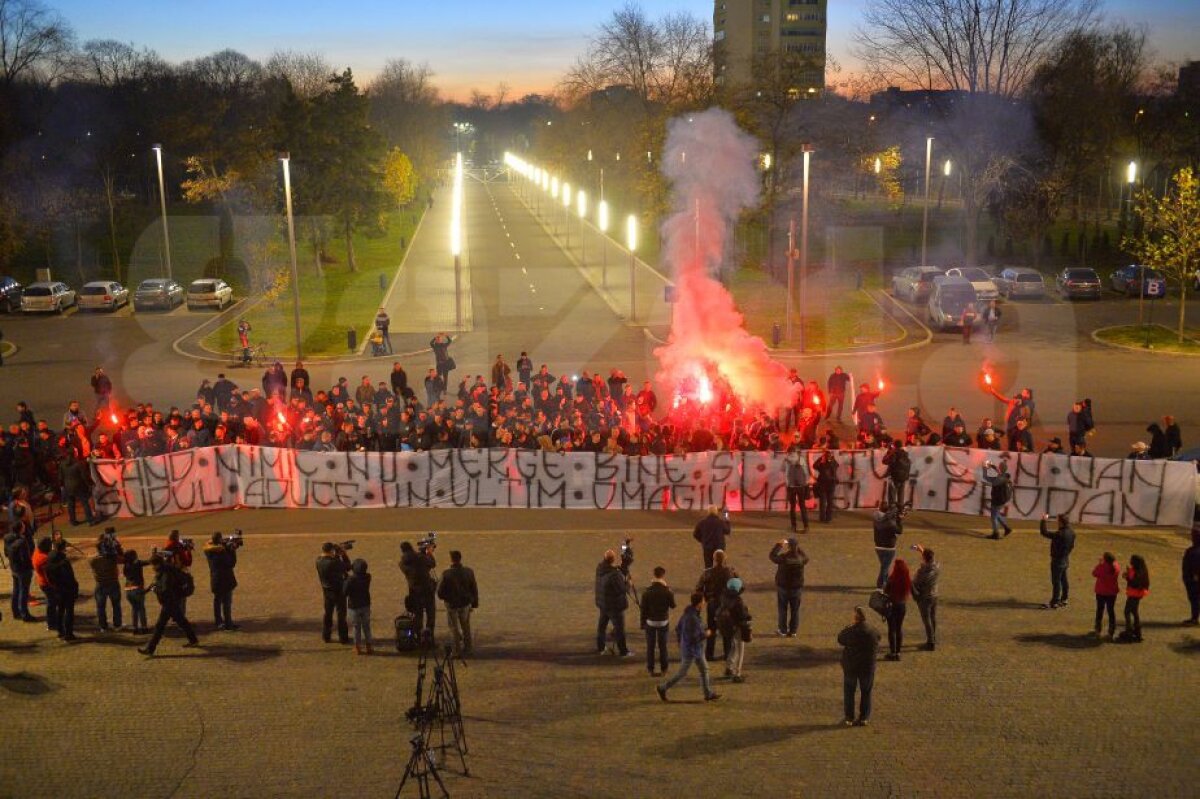 GALERIE FOTO + VIDEO Sicriul lui Daniel Prodan a fost dus la capela din Pipera! Peluza Sud Steaua a venit la Arena Națională și a afișat un banner uriaș