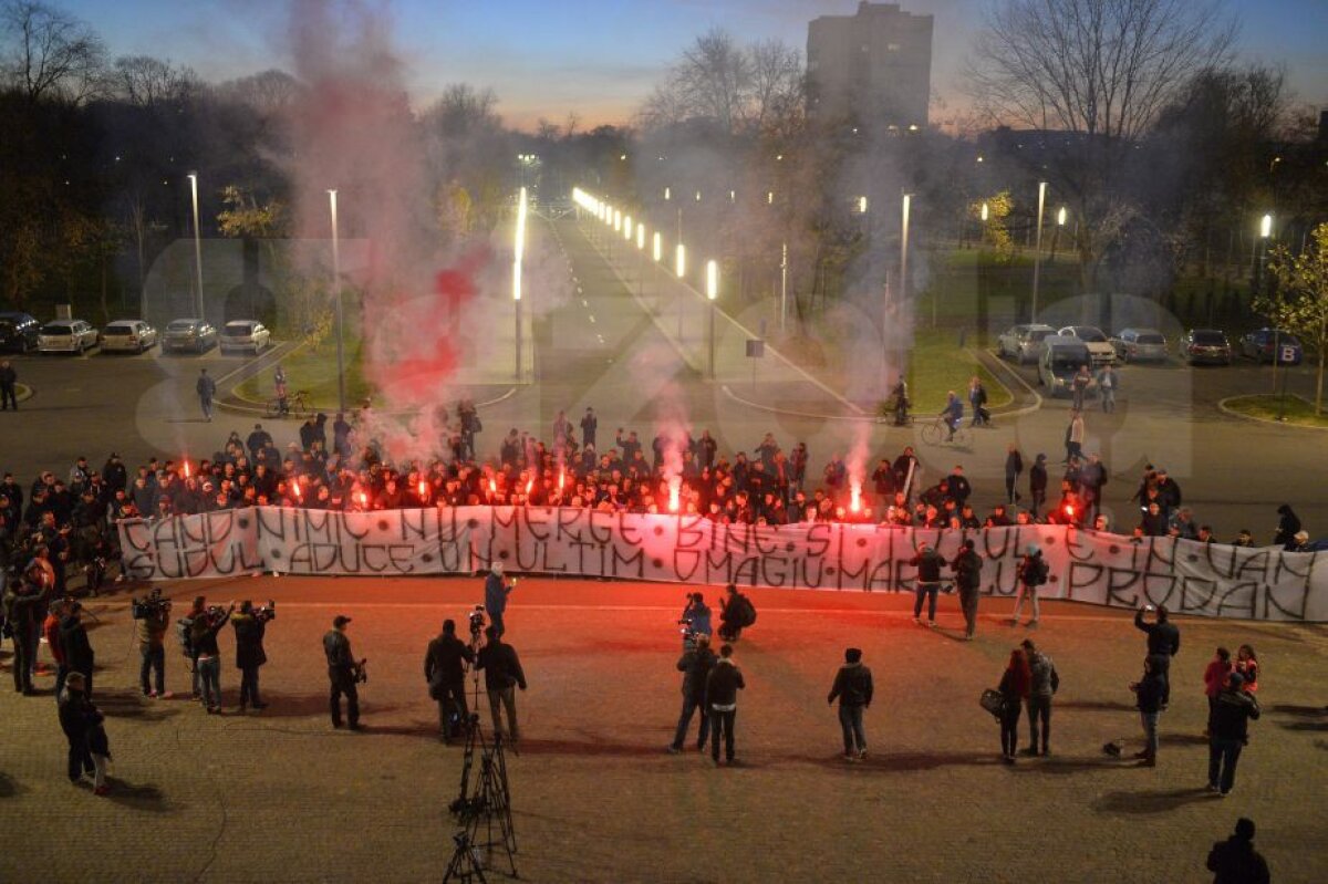 GALERIE FOTO + VIDEO Sicriul lui Daniel Prodan a fost dus la capela din Pipera! Peluza Sud Steaua a venit la Arena Națională și a afișat un banner uriaș