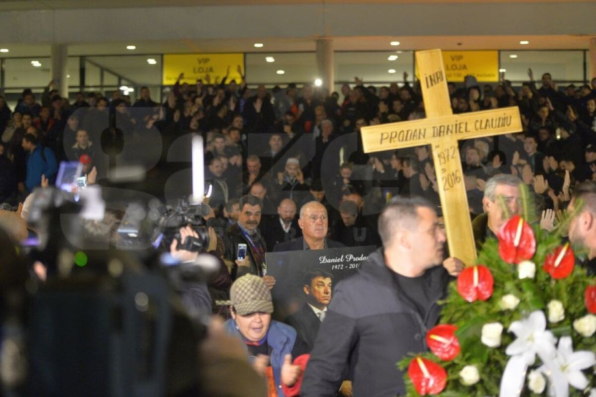 GALERIE FOTO + VIDEO Sicriul lui Daniel Prodan a fost dus la capela din Pipera! Peluza Sud Steaua a venit la Arena Națională și a afișat un banner uriaș