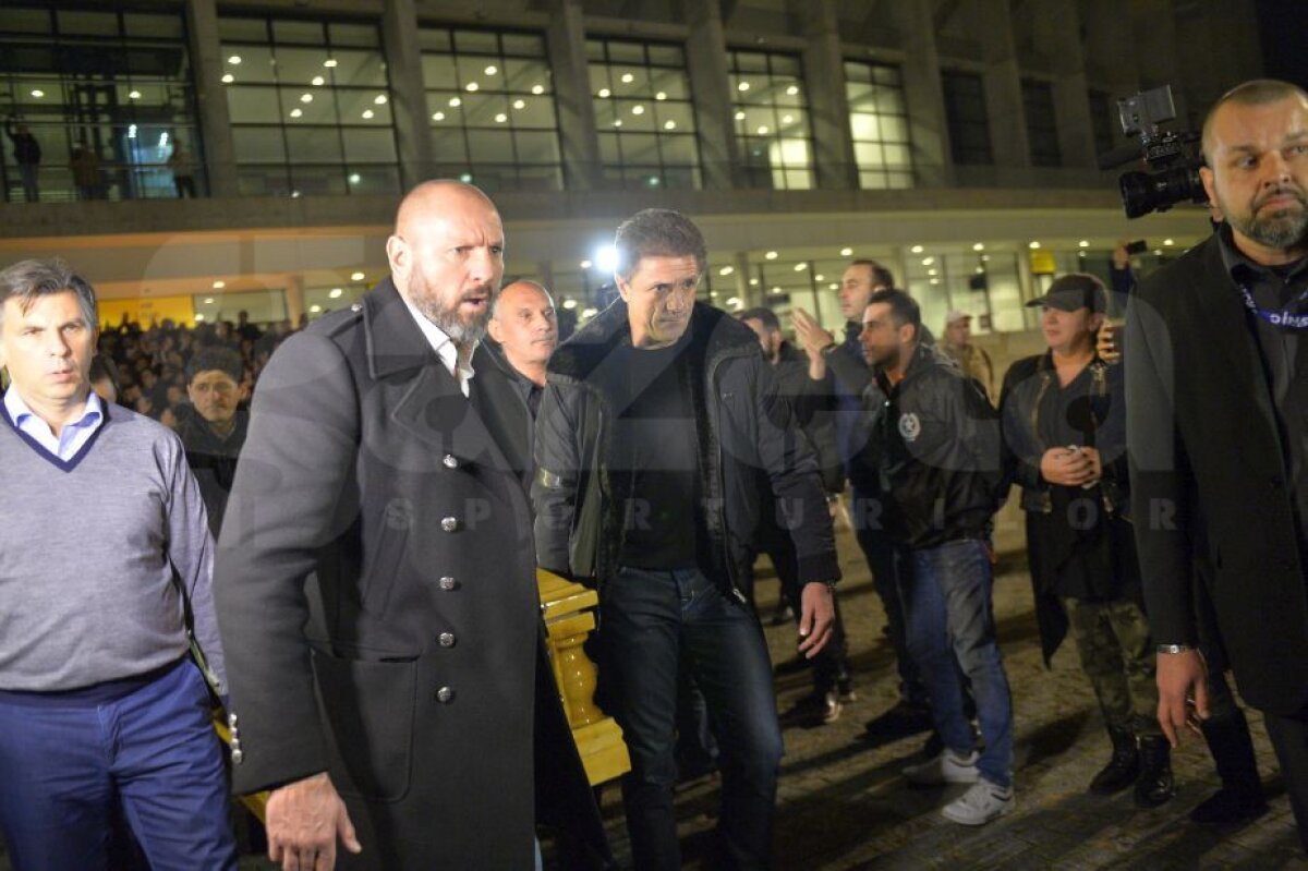 GALERIE FOTO + VIDEO Sicriul lui Daniel Prodan a fost dus la capela din Pipera! Peluza Sud Steaua a venit la Arena Națională și a afișat un banner uriaș