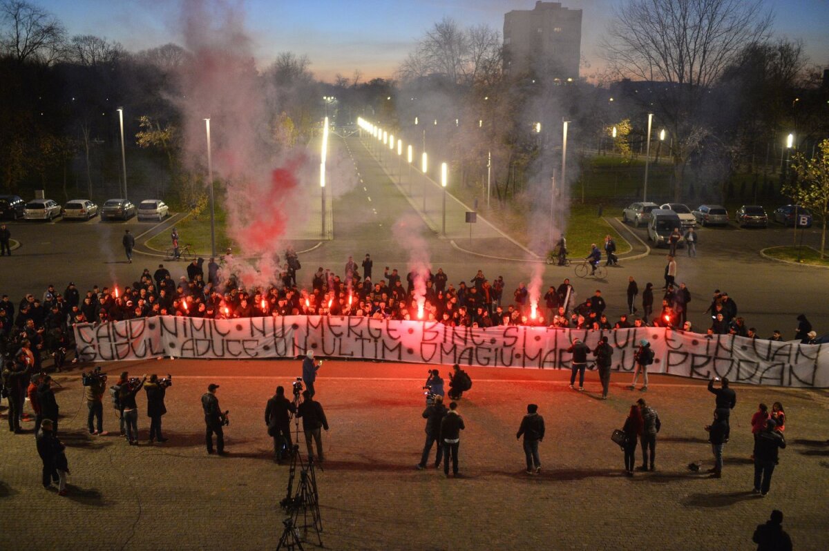 FOTO Purtat de Generația de Aur » Arena Națională s-a transformat în loc de pelerinaj și doliu: Adio, Didi!