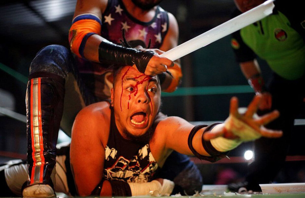 FOTO Lumea brutală a wrestlingului mexican: luptele se dau cu scaune în cap, cuțite și sârmă ghimpată