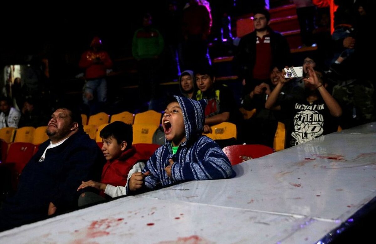 FOTO Lumea brutală a wrestlingului mexican: luptele se dau cu scaune în cap, cuțite și sârmă ghimpată