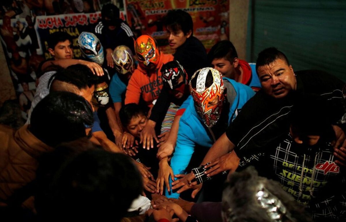 FOTO Lumea brutală a wrestlingului mexican: luptele se dau cu scaune în cap, cuțite și sârmă ghimpată