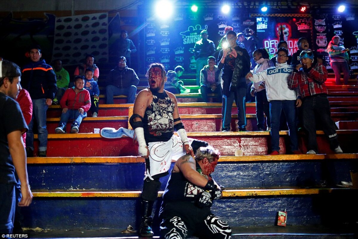 FOTO Lumea brutală a wrestlingului mexican: luptele se dau cu scaune în cap, cuțite și sârmă ghimpată