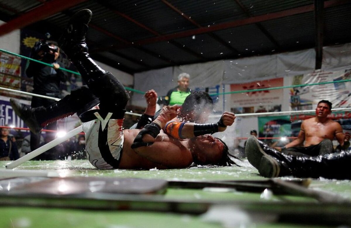 FOTO Lumea brutală a wrestlingului mexican: luptele se dau cu scaune în cap, cuțite și sârmă ghimpată