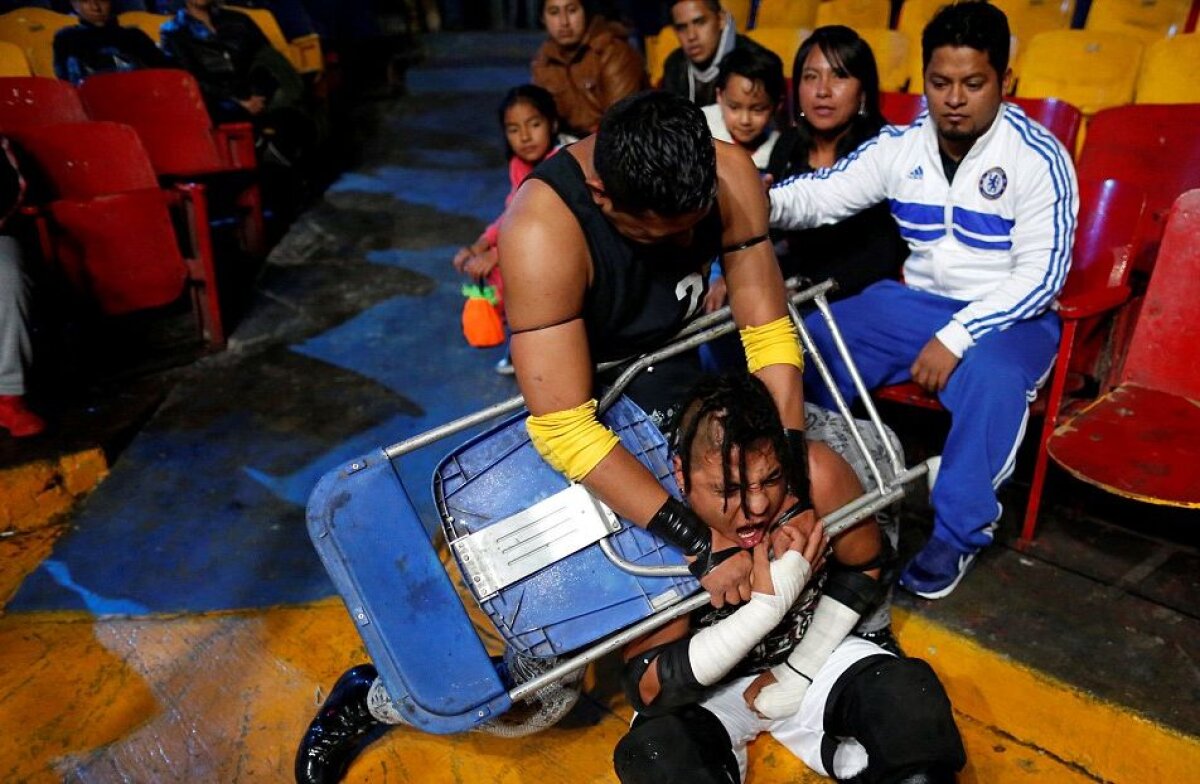 FOTO Lumea brutală a wrestlingului mexican: luptele se dau cu scaune în cap, cuțite și sârmă ghimpată