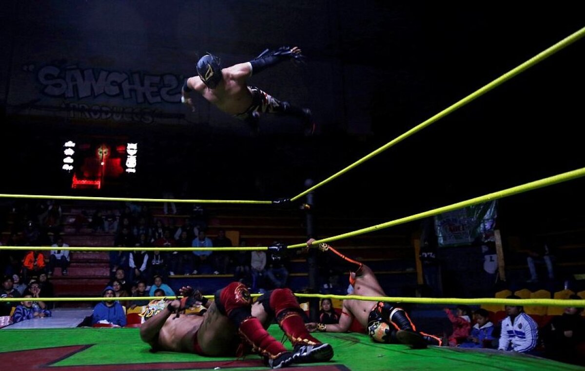 FOTO Lumea brutală a wrestlingului mexican: luptele se dau cu scaune în cap, cuțite și sârmă ghimpată