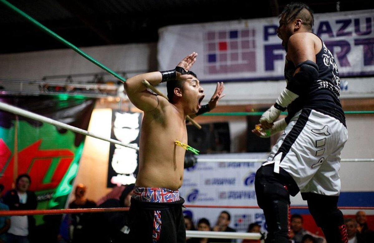 FOTO Lumea brutală a wrestlingului mexican: luptele se dau cu scaune în cap, cuțite și sârmă ghimpată