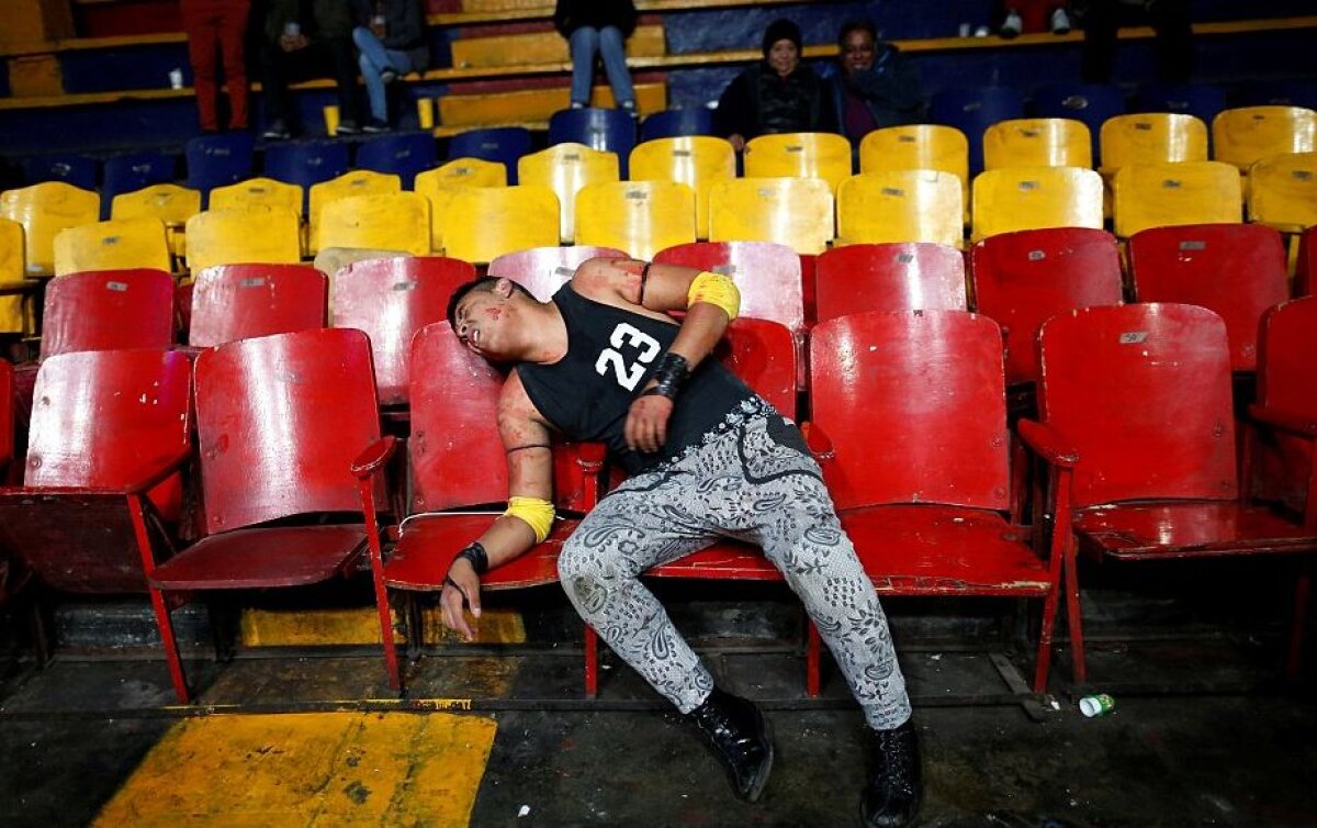 FOTO Lumea brutală a wrestlingului mexican: luptele se dau cu scaune în cap, cuțite și sârmă ghimpată