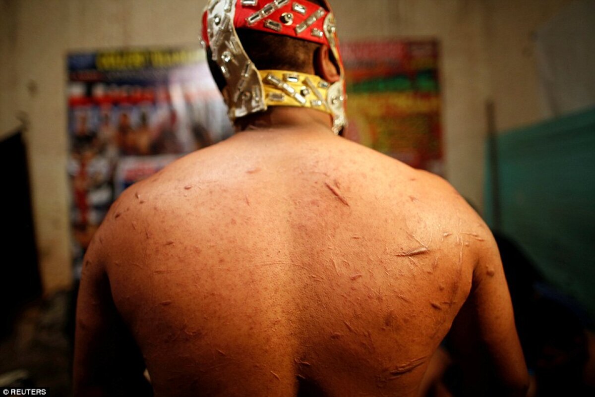 FOTO Lumea brutală a wrestlingului mexican: luptele se dau cu scaune în cap, cuțite și sârmă ghimpată