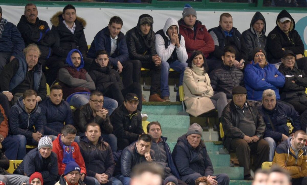 FOTO Dinamoviștii pregătesc Derby de România la Chiajna! Doi fotbaliști reperați în tribune de fotoreporterul GSP