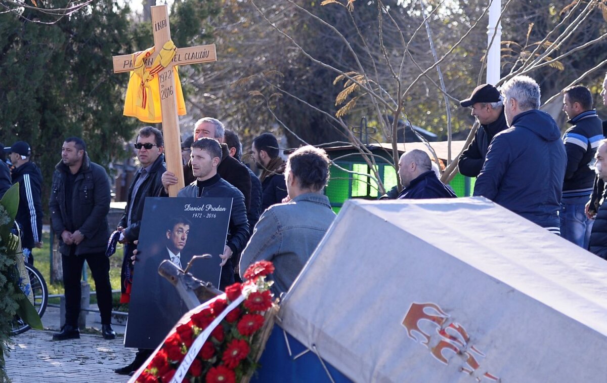 FOTO Ultimul salut pentru Didi » Prodan a fost condus pe ultimul drum: 500 de oameni i-au fost alături