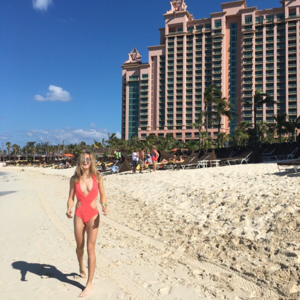 FOTO Vacanță în Bahamas » Bouchard a dat racheta de tenis pe plajele tropicale