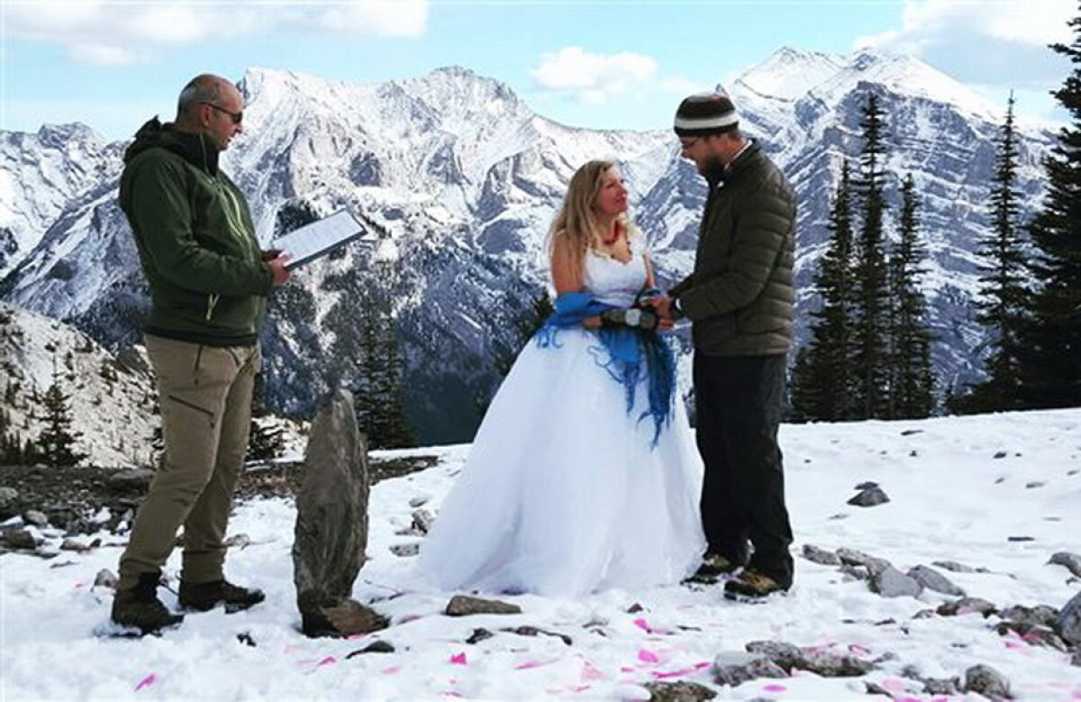 Nuntă la înălţime » De ce au ales doi tineri să se căsătorească în vârful unui munte