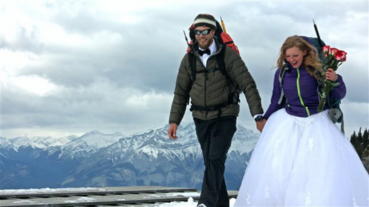 Nuntă la înălţime » De ce au ales doi tineri să se căsătorească în vârful unui munte