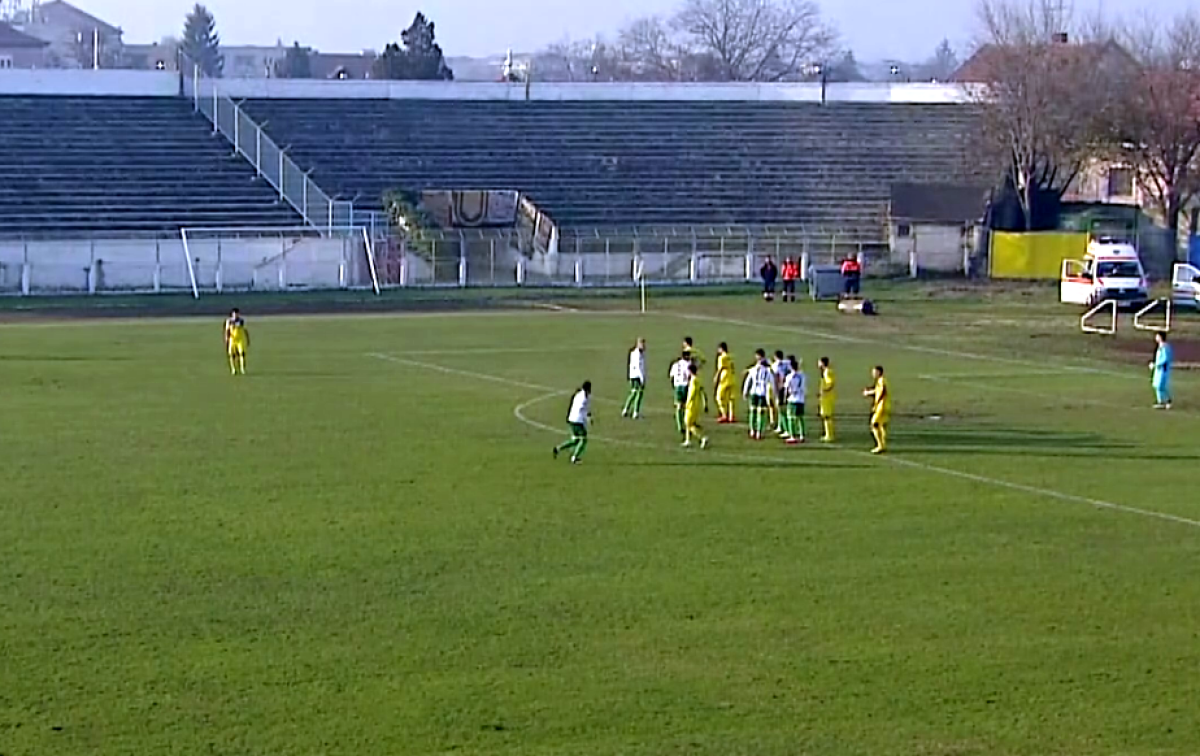 FOTO Imagini incredibile la un meci din Liga a 2-a » Tribunele stadionului au fost folosite pentru uscarea covoarelor