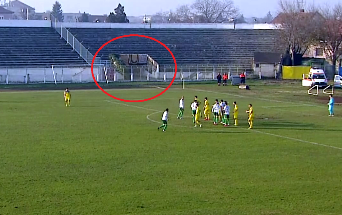 FOTO Imagini incredibile la un meci din Liga a 2-a » Tribunele stadionului au fost folosite pentru uscarea covoarelor