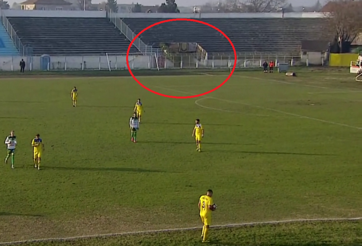 FOTO Imagini incredibile la un meci din Liga a 2-a » Tribunele stadionului au fost folosite pentru uscarea covoarelor