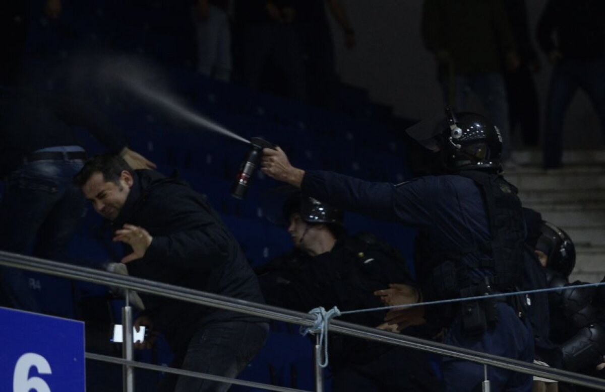 VIDEO şi FOTO Ciocniri violente între ultrașii Stelei și cei ai lui Dinamo la Sala Polivalentă, înaintea derby-ului de la handbal