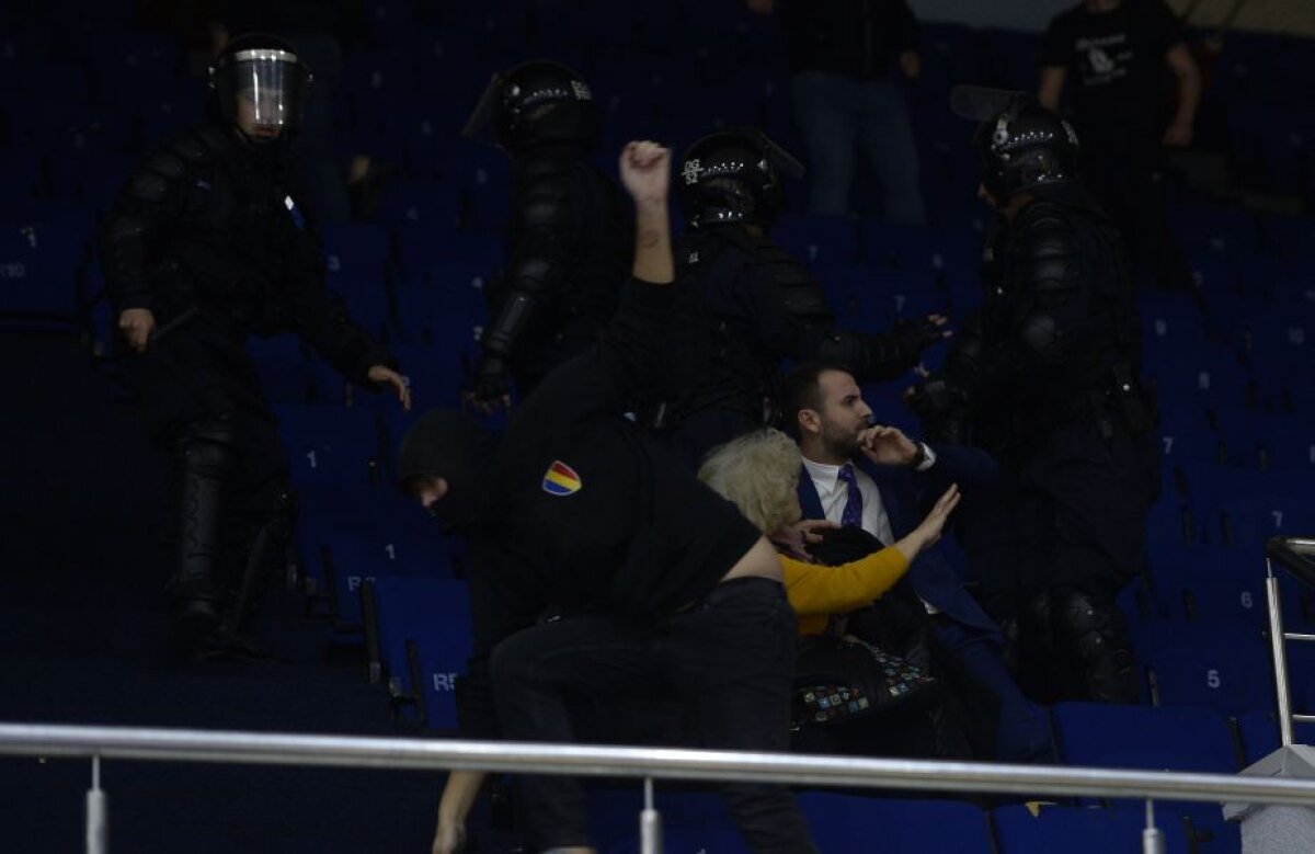 VIDEO şi FOTO Ciocniri violente între ultrașii Stelei și cei ai lui Dinamo la Sala Polivalentă, înaintea derby-ului de la handbal