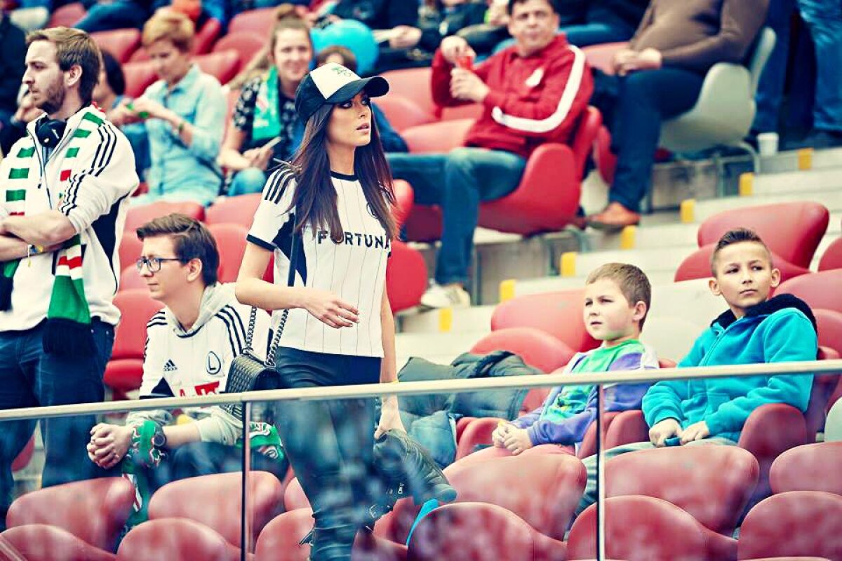 FOTO Premiul de consolare » A luat opt goluri de la Dortmund, dar a primit felicitări de la iubita supersexy