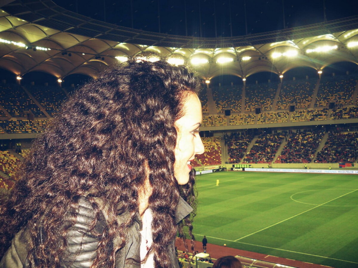 GALERIE FOTO » Ea e una dintre cele mai înfocate fane ale Stelei. E super sexy, iar fotbaliștii sigur îi vor face curte