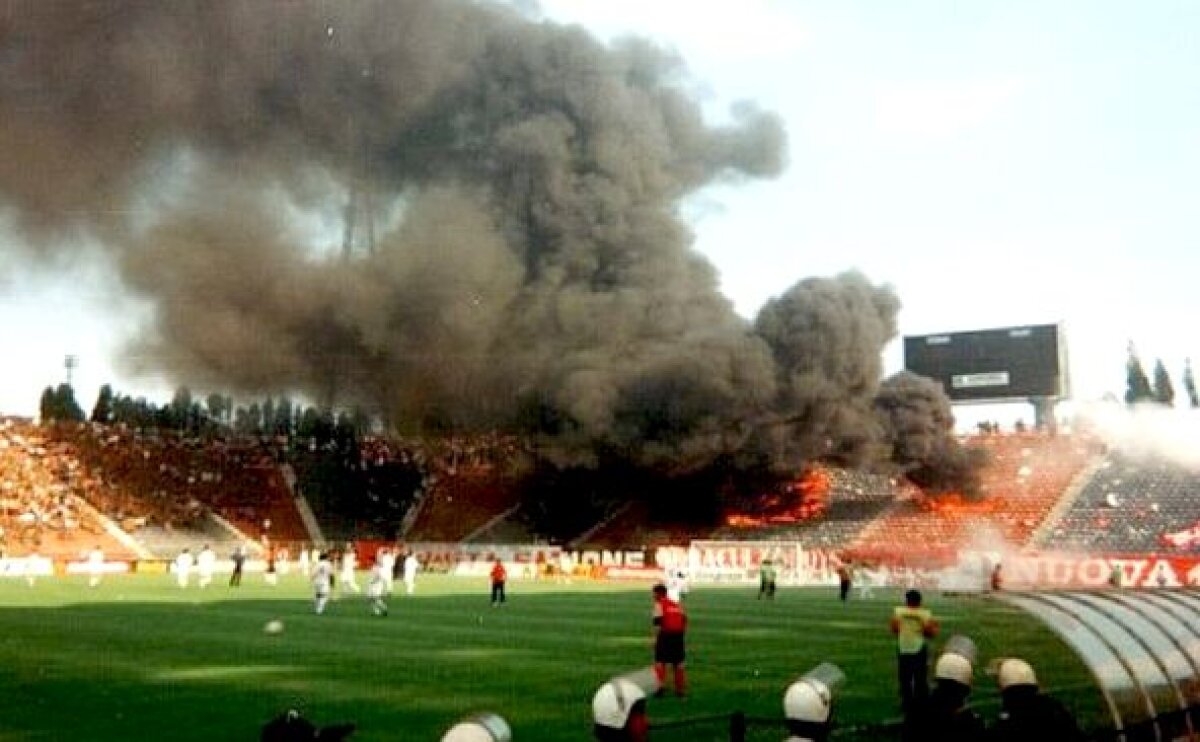 VIDEO Imagini fabuloase cu reporterul Tolontan în peluza incendiată de “câini” la Steaua - Dinamo din ‘97