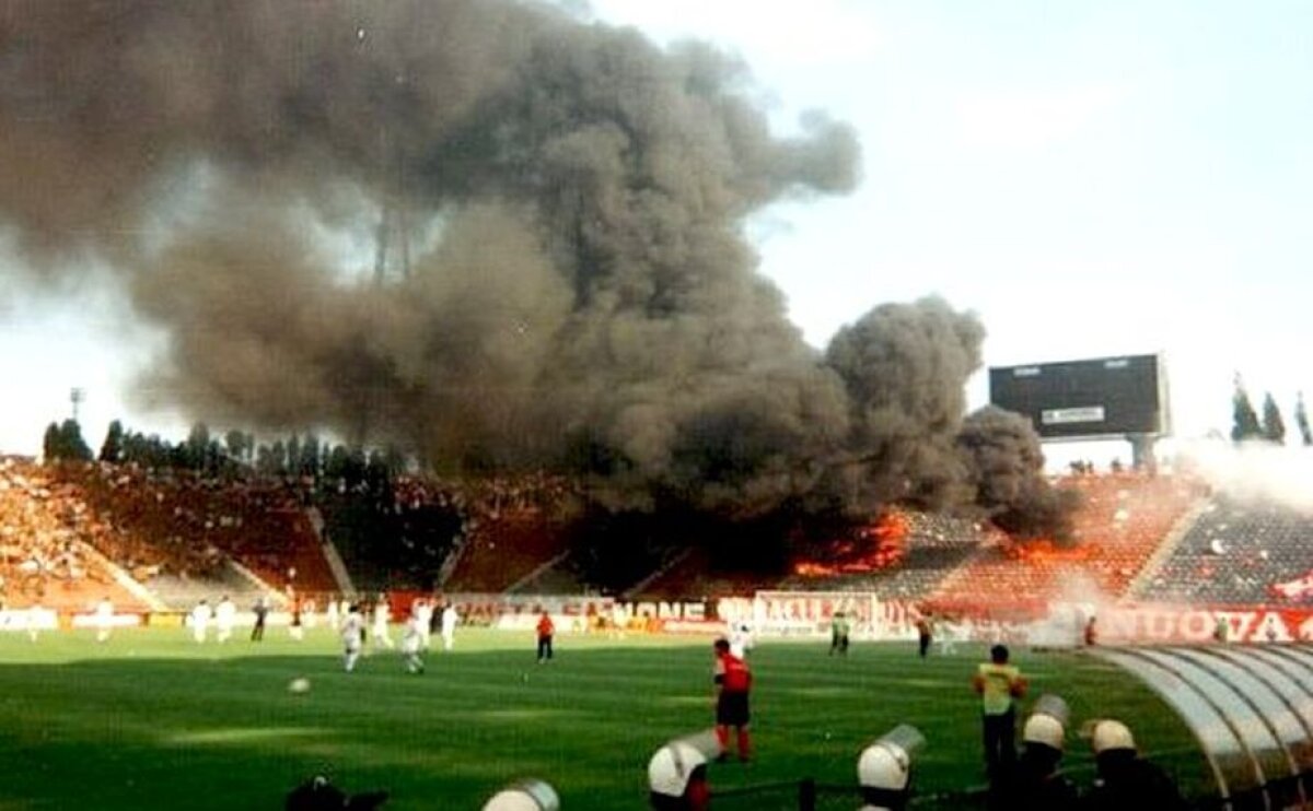 VIDEO Imagini fabuloase cu reporterul Tolontan în peluza incendiată de “câini” la Steaua - Dinamo din ‘97