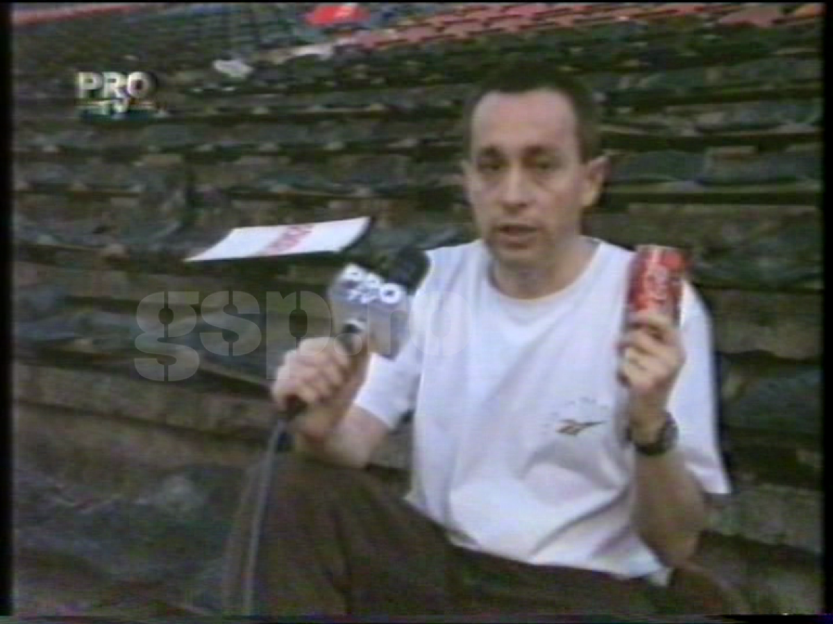 VIDEO Imagini fabuloase cu reporterul Tolontan în peluza incendiată de “câini” la Steaua - Dinamo din ‘97