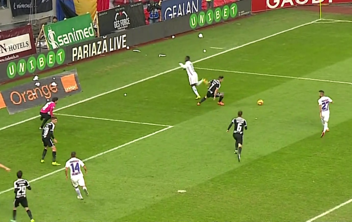 FOTO Accidentare stupidă a unui stelist » A vrut să-l imite pe Ronaldinho și s-a "rupt" singur!