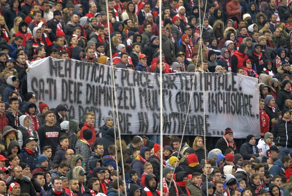 GALERIE FOTO Mesaje inedite afișate la derby » Gramatică predată în peluză