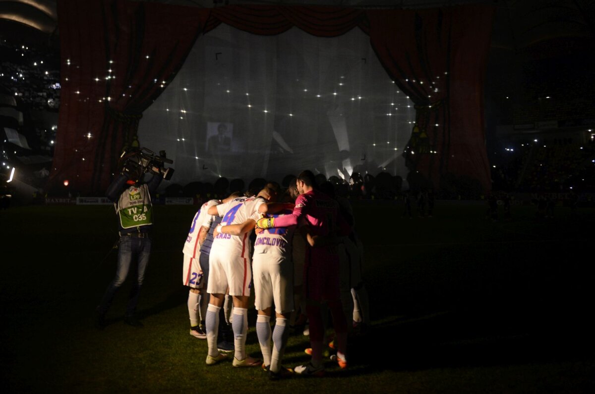 FOTO Teatrul viselor nemuritoare  » Peluza Cătălin Hîldan s-a transformat într-o coregrafie nemaiîntâlnită: istoria lui Dinamo, proiectată 3D