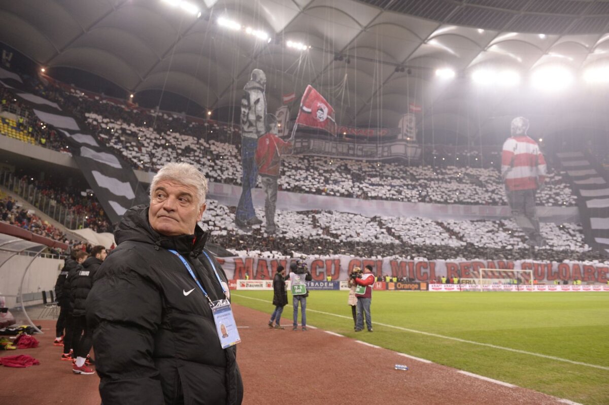 FOTO Teatrul viselor nemuritoare  » Peluza Cătălin Hîldan s-a transformat într-o coregrafie nemaiîntâlnită: istoria lui Dinamo, proiectată 3D