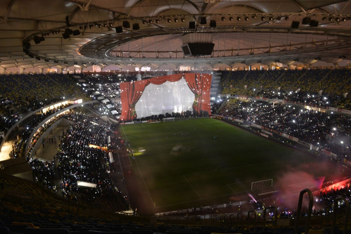 FOTO Teatrul viselor nemuritoare  » Peluza Cătălin Hîldan s-a transformat într-o coregrafie nemaiîntâlnită: istoria lui Dinamo, proiectată 3D