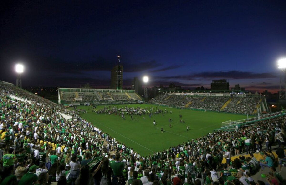 FOTO și VIDEO 150.000 de oameni! Omagii emoționante în memoria victimelor accidentului aviatic al echipei Chapecoense » Dezvăluiri cu privire la cauzele accidentului