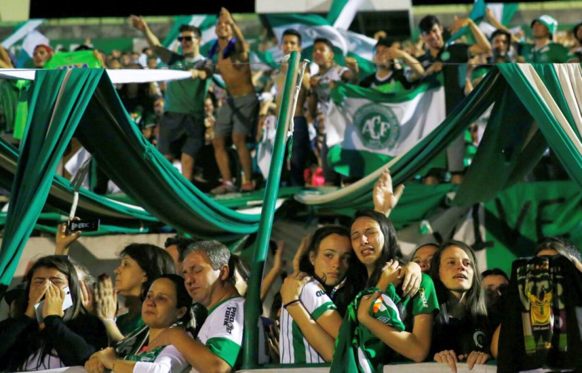 FOTO și VIDEO 150.000 de oameni! Omagii emoționante în memoria victimelor accidentului aviatic al echipei Chapecoense » Dezvăluiri cu privire la cauzele accidentului