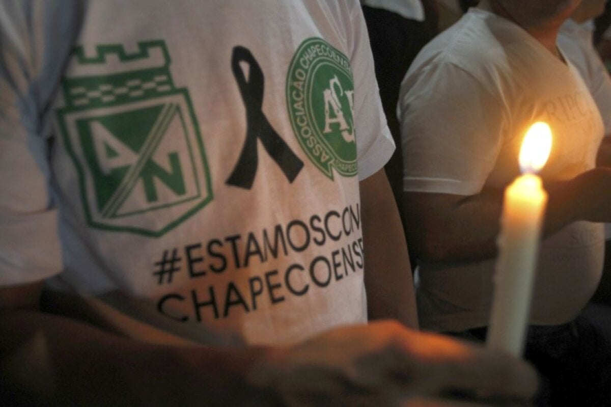 FOTO și VIDEO 150.000 de oameni! Omagii emoționante în memoria victimelor accidentului aviatic al echipei Chapecoense » Dezvăluiri cu privire la cauzele accidentului