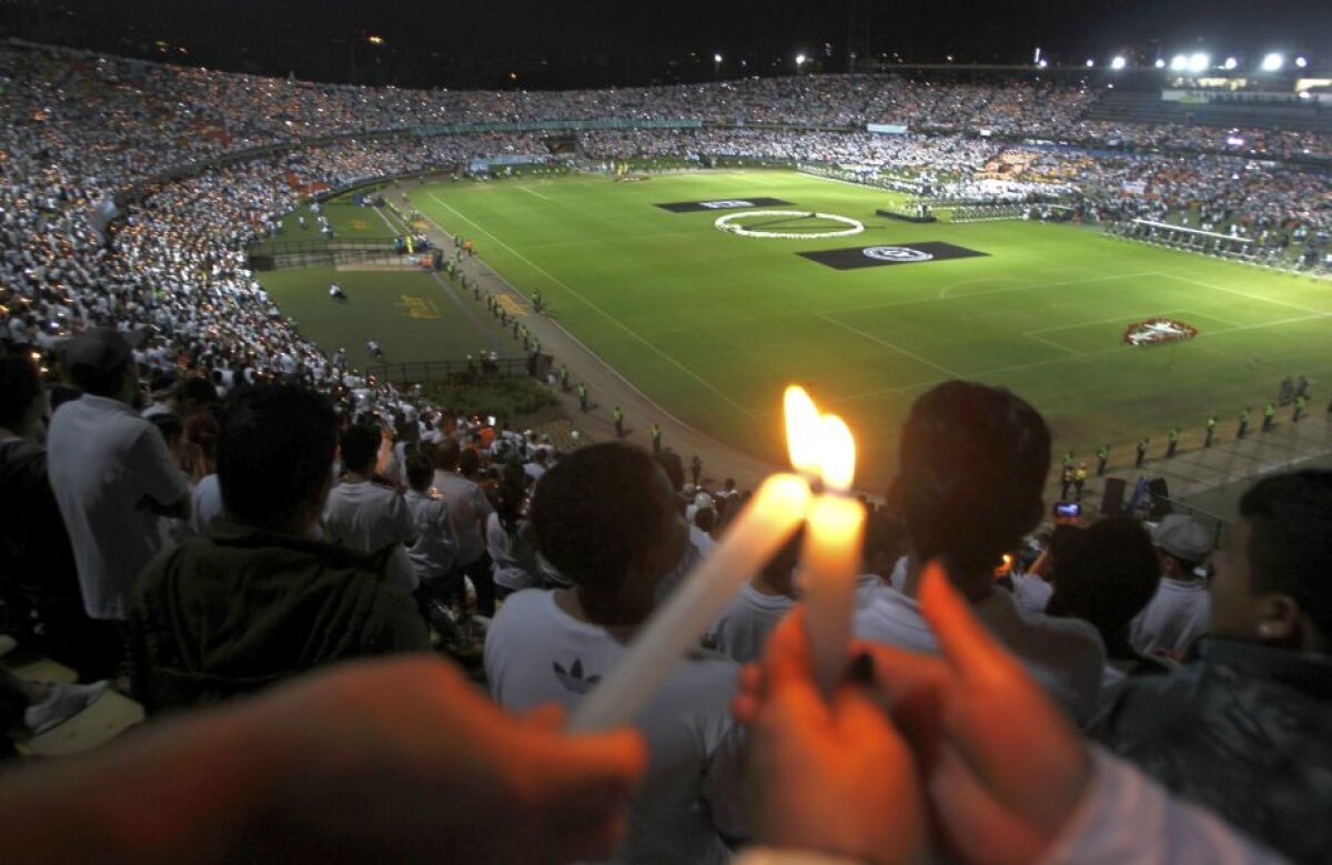 FOTO și VIDEO 150.000 de oameni! Omagii emoționante în memoria victimelor accidentului aviatic al echipei Chapecoense » Dezvăluiri cu privire la cauzele accidentului