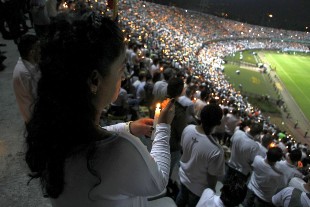 FOTO și VIDEO 150.000 de oameni! Omagii emoționante în memoria victimelor accidentului aviatic al echipei Chapecoense » Dezvăluiri cu privire la cauzele accidentului