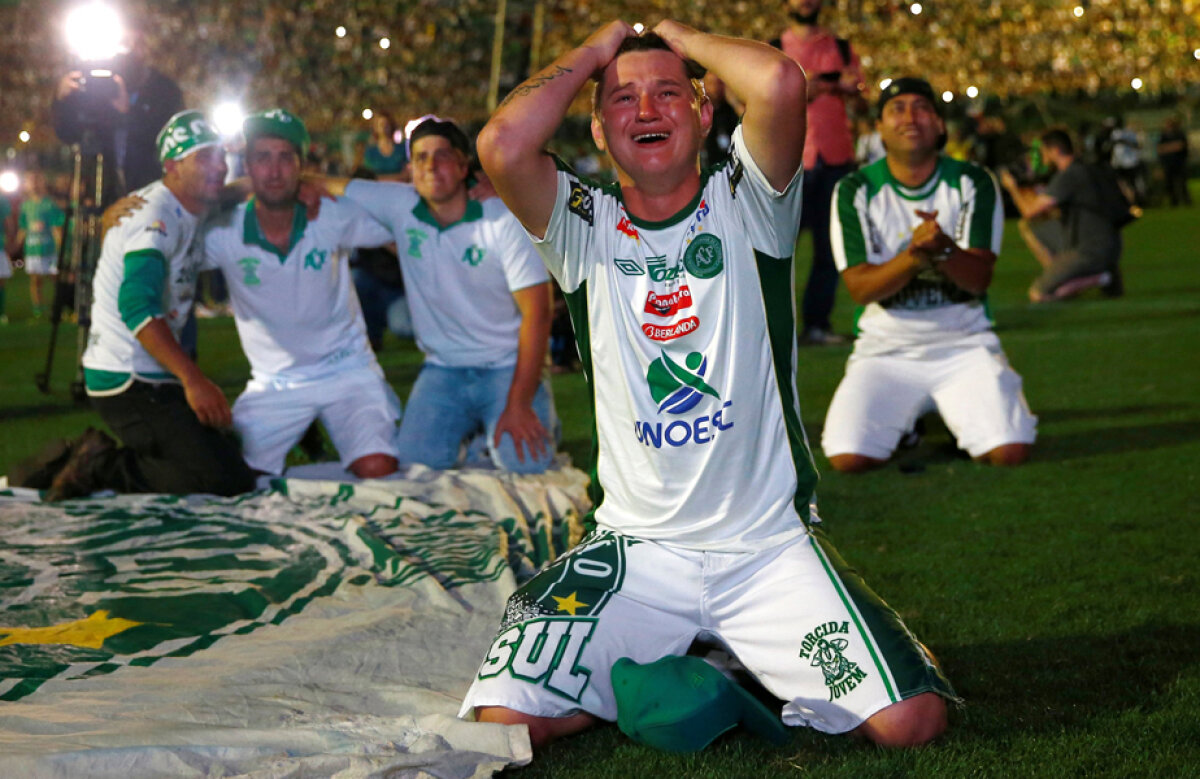 FOTO Comemorare în lacrimi pentru jucătorii și oficialii de la Chapecoense: ”Vamos Chape!”