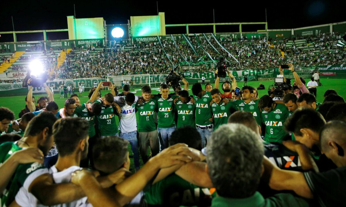 FOTO Comemorare în lacrimi pentru jucătorii și oficialii de la Chapecoense: ”Vamos Chape!”