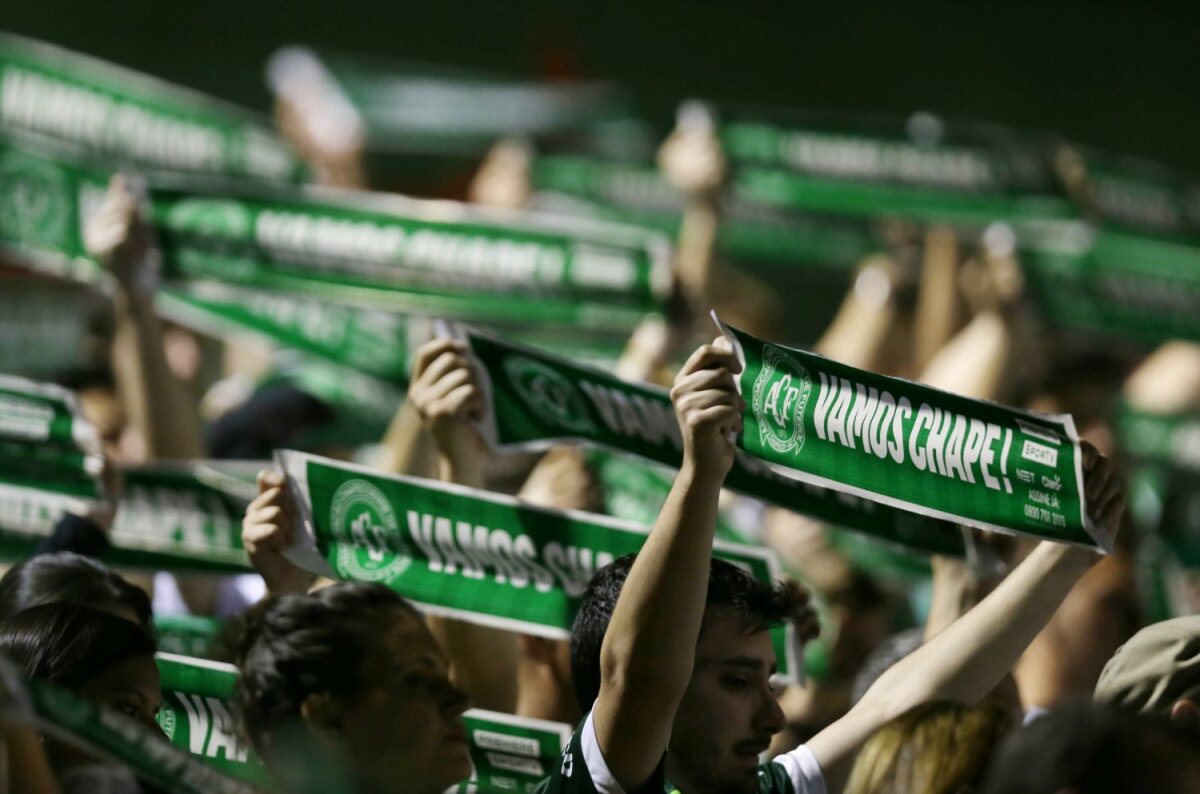 FOTO Comemorare în lacrimi pentru jucătorii și oficialii de la Chapecoense: ”Vamos Chape!”