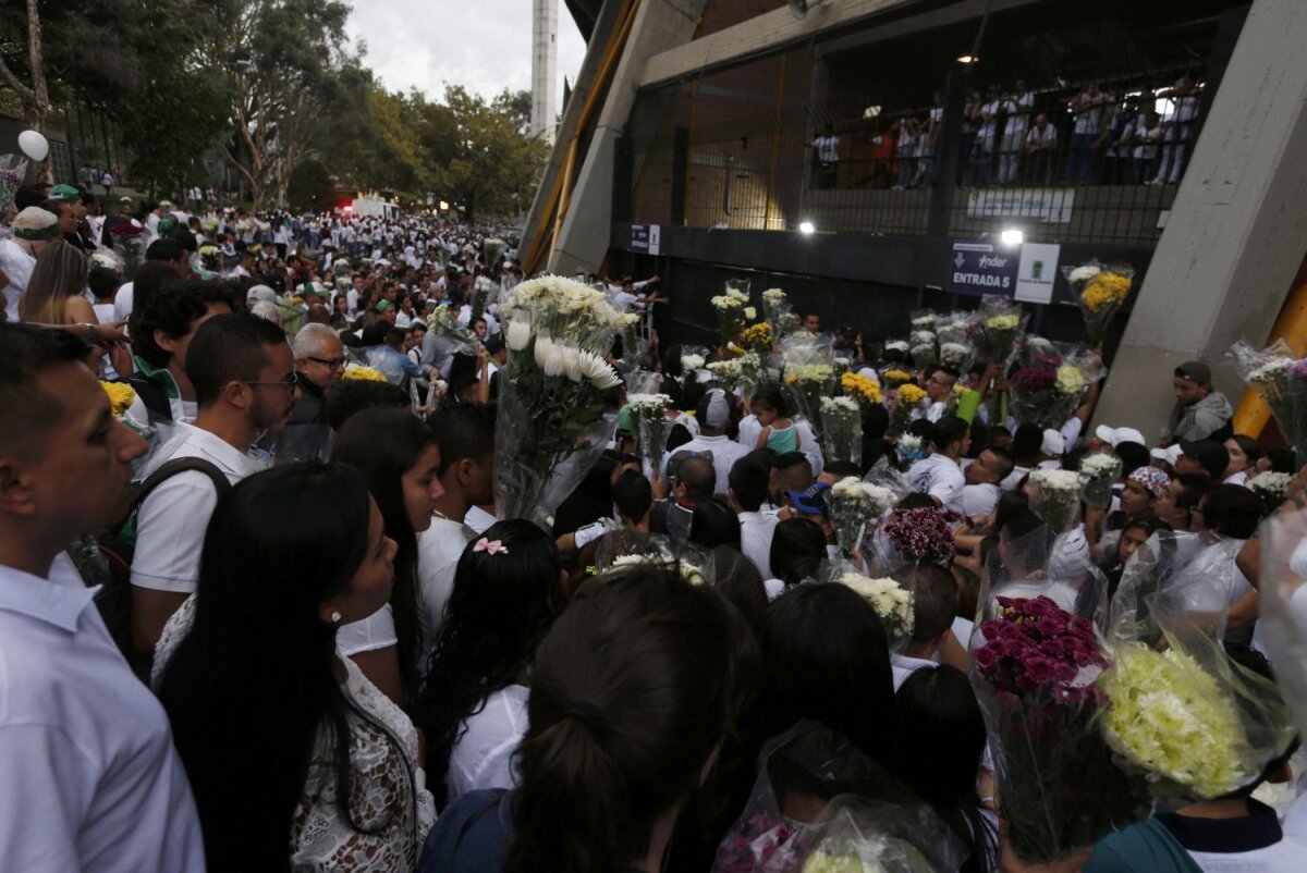 FOTO Comemorare în lacrimi pentru jucătorii și oficialii de la Chapecoense: ”Vamos Chape!”