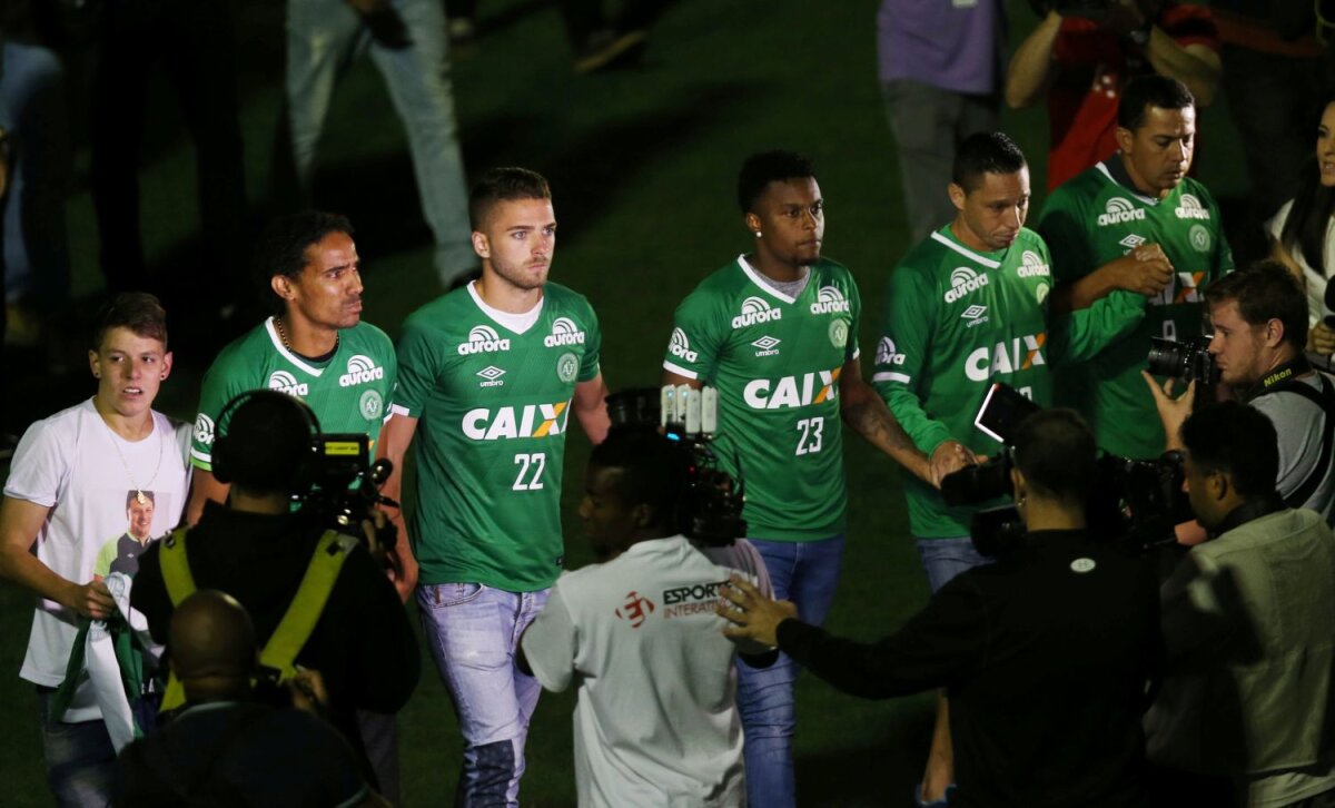 FOTO Comemorare în lacrimi pentru jucătorii și oficialii de la Chapecoense: ”Vamos Chape!”