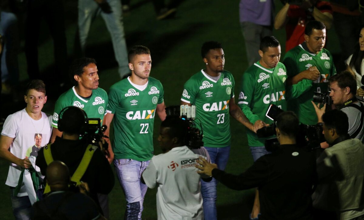 FOTO Comemorare în lacrimi pentru jucătorii și oficialii de la Chapecoense: ”Vamos Chape!”