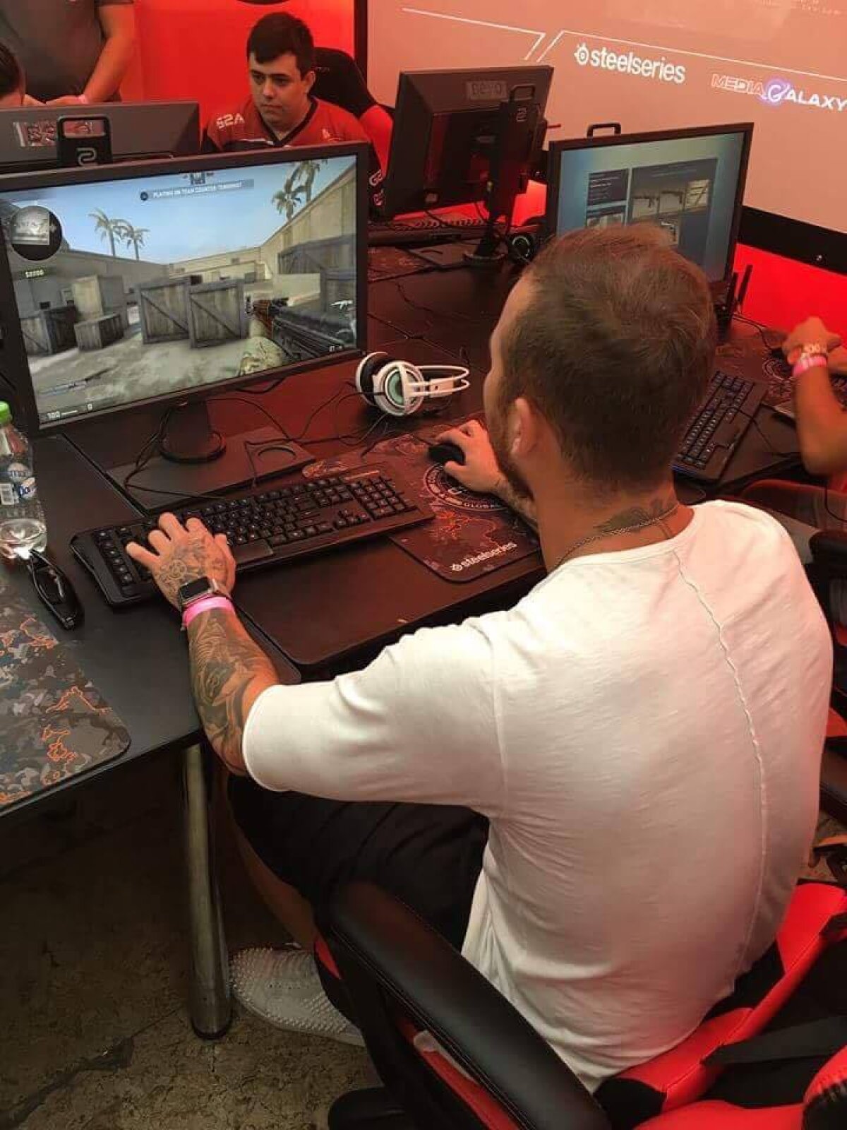 EXCLUSIV Bun nu doar cu mingea, ci și cu arma în mână, la Counter-Strike :) » Denis Alibec, despre marea sa pasiune: "Așa mă relaxez, dar recunosc că sunt destul de bun" :D
