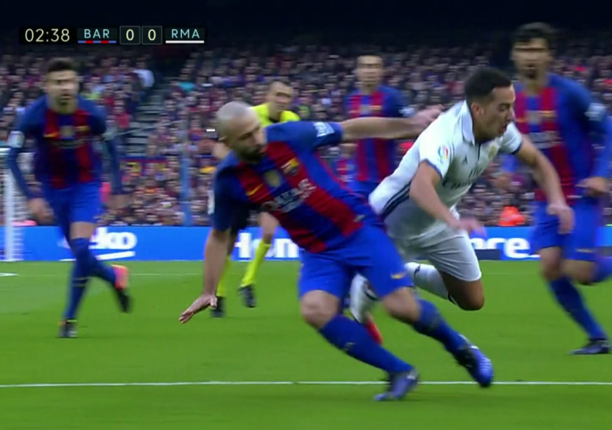 FOTO Real Madrid putea primi un penalty în startul meciului cu Barcelona » Catalanii au cerut și ei două lovituri de la 11 metri